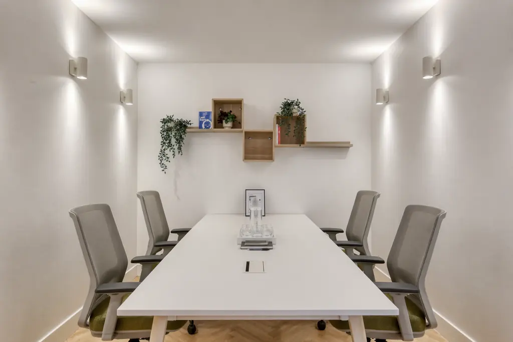 Table de travail pour quatre, 2e étage