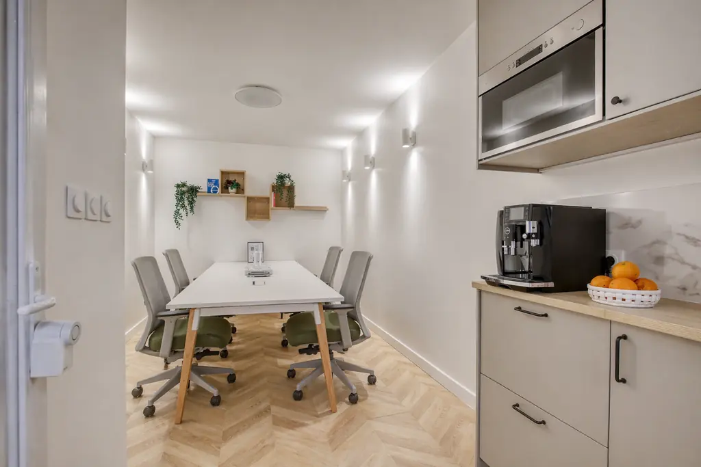 Bureau du 2e étage : espace de travail et kitchenette