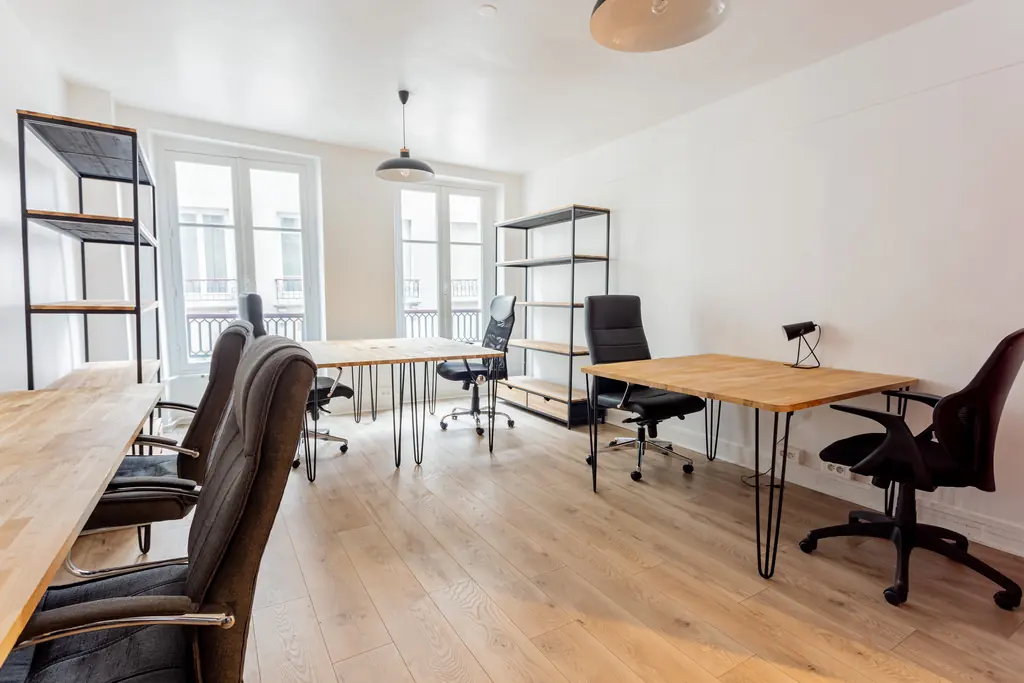 Open space du 4e étage, postes de travail côté rue
