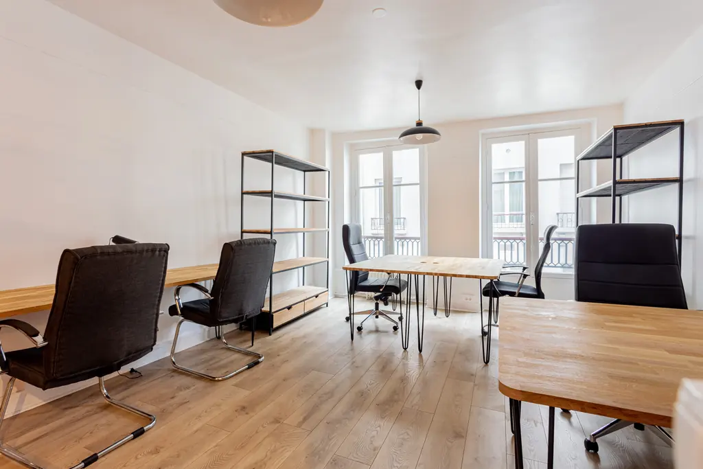 Open space du 4e étage, deux fenêtres sur rue