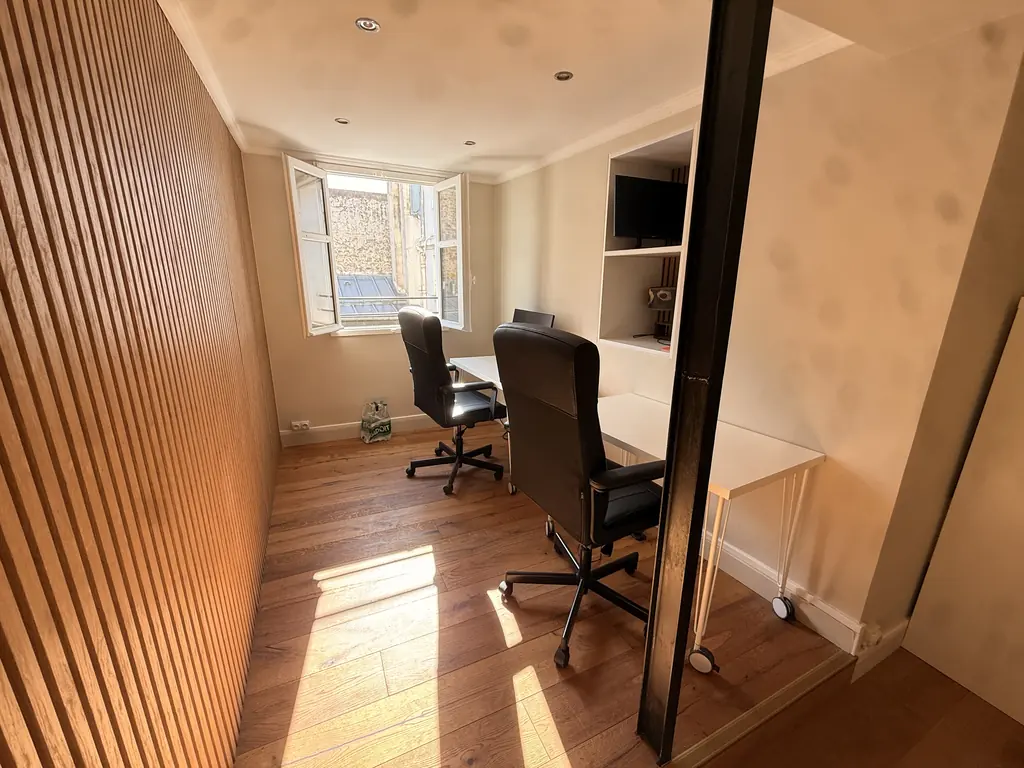 Fenêtre sur cour du bureau du 6e étage