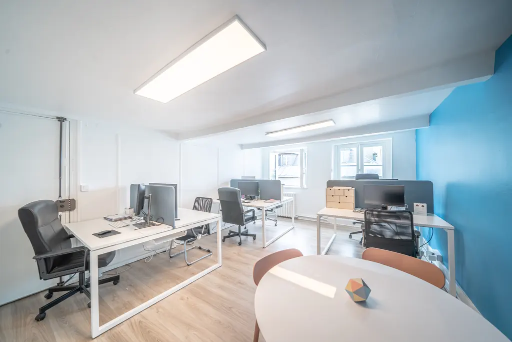 Plateau du 7e étage, postes de travail et table ronde