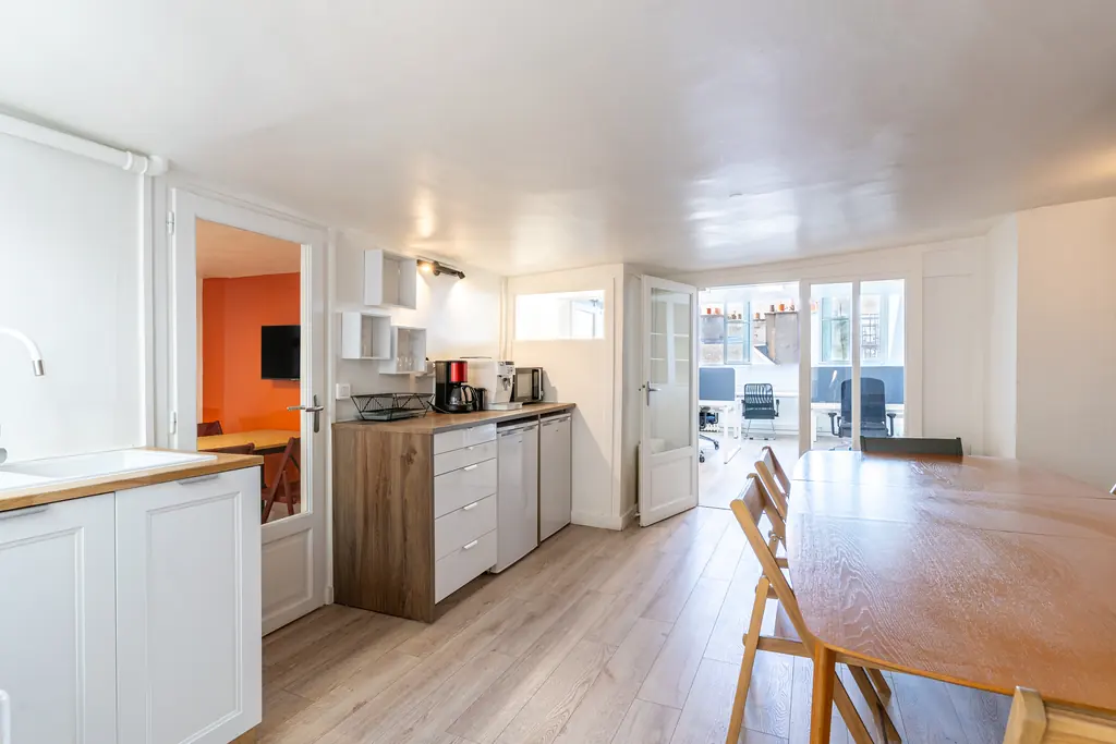 Cuisine équipée et espace polyvalent, 8e étage