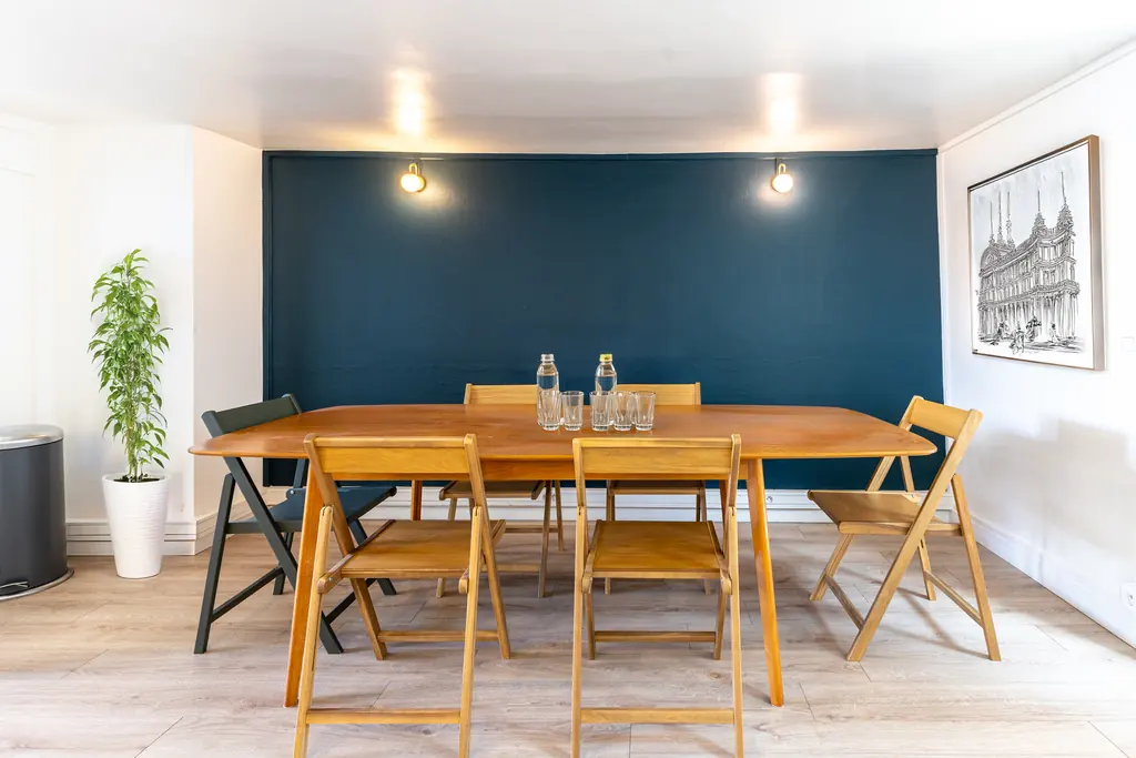 Espace polyvalent avec grande table, 8e étage
