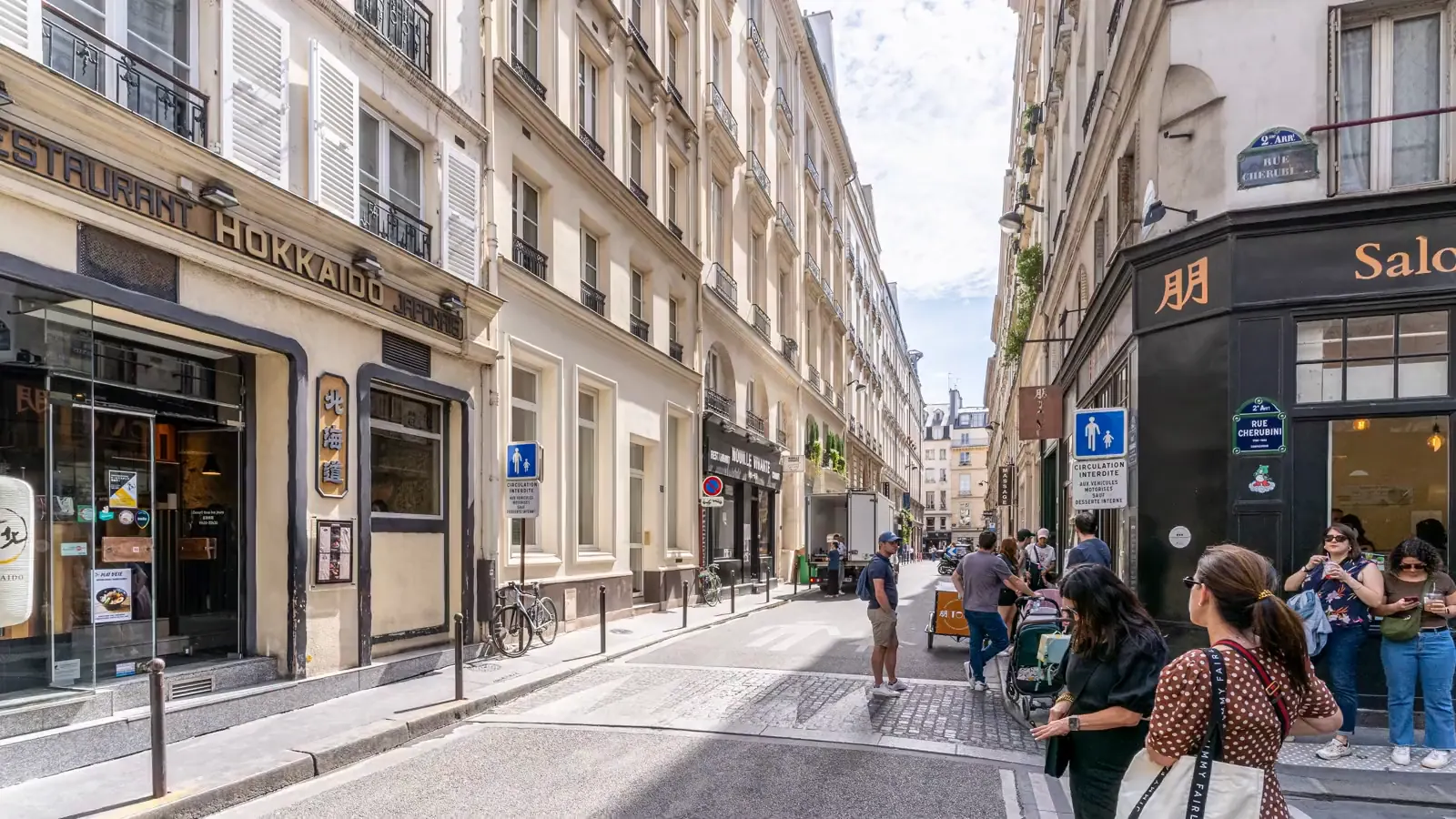 La rue Chabanais, piétonne, devant l’immeuble