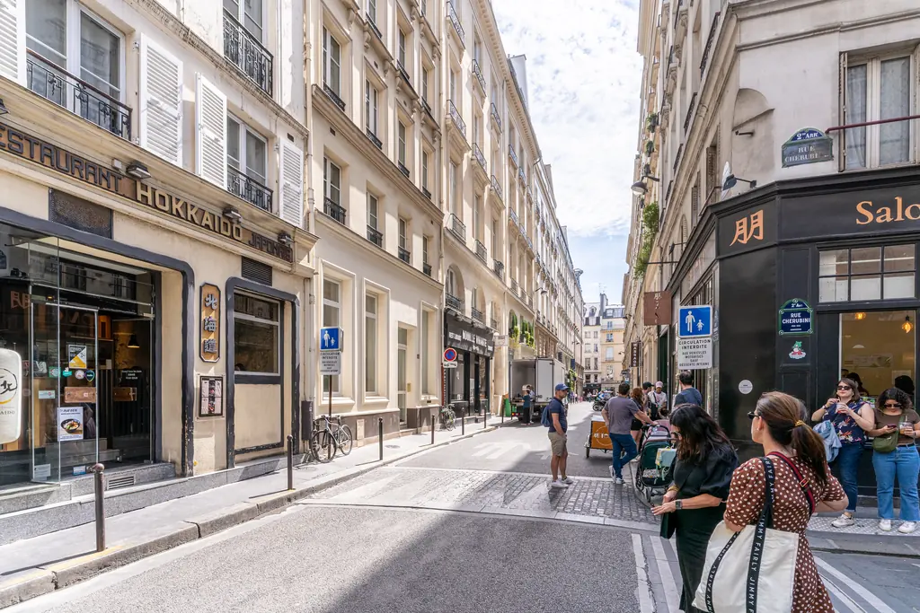 La rue Chabanais, piétonne, devant l’immeuble