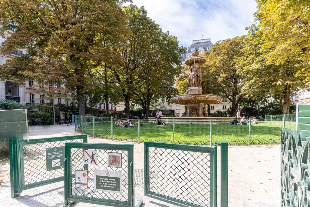 Le square Louvois, au bout de la rue
