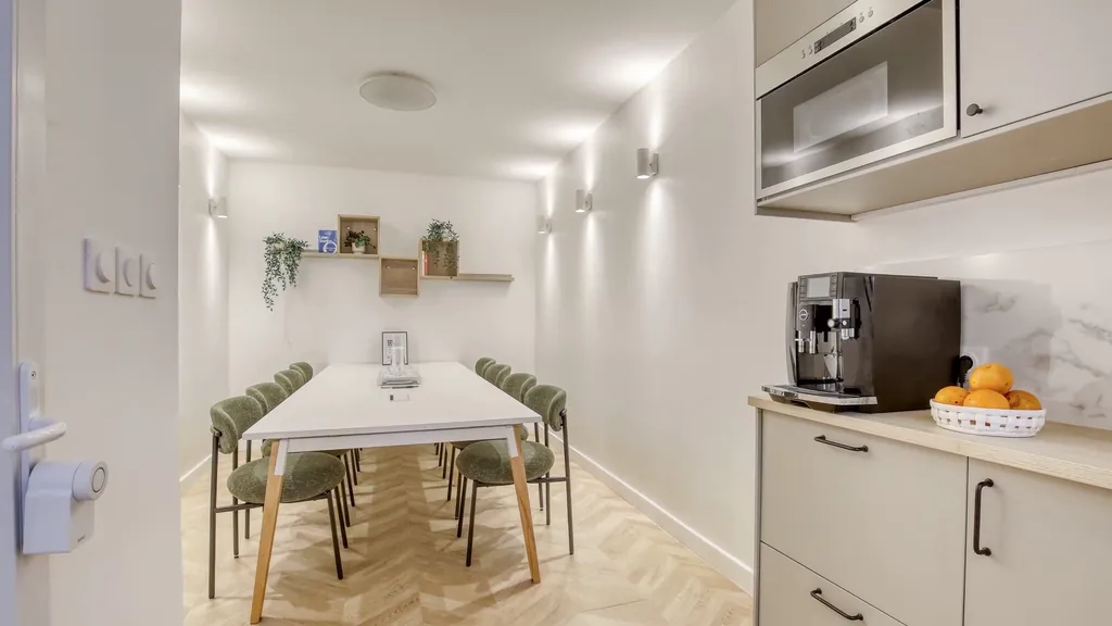 La salle vue depuis l’entrée, kitchenette à droite