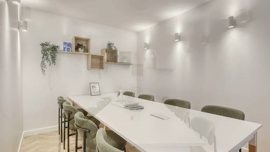 La table de réunion et ses deux écrans de mur à mur